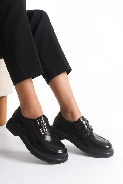 Kadın Varis Ayakkabısı – Rugan Görünümlü Çift Tokalı Model V105030 (Siyah) | Handarte × Dr. Mery