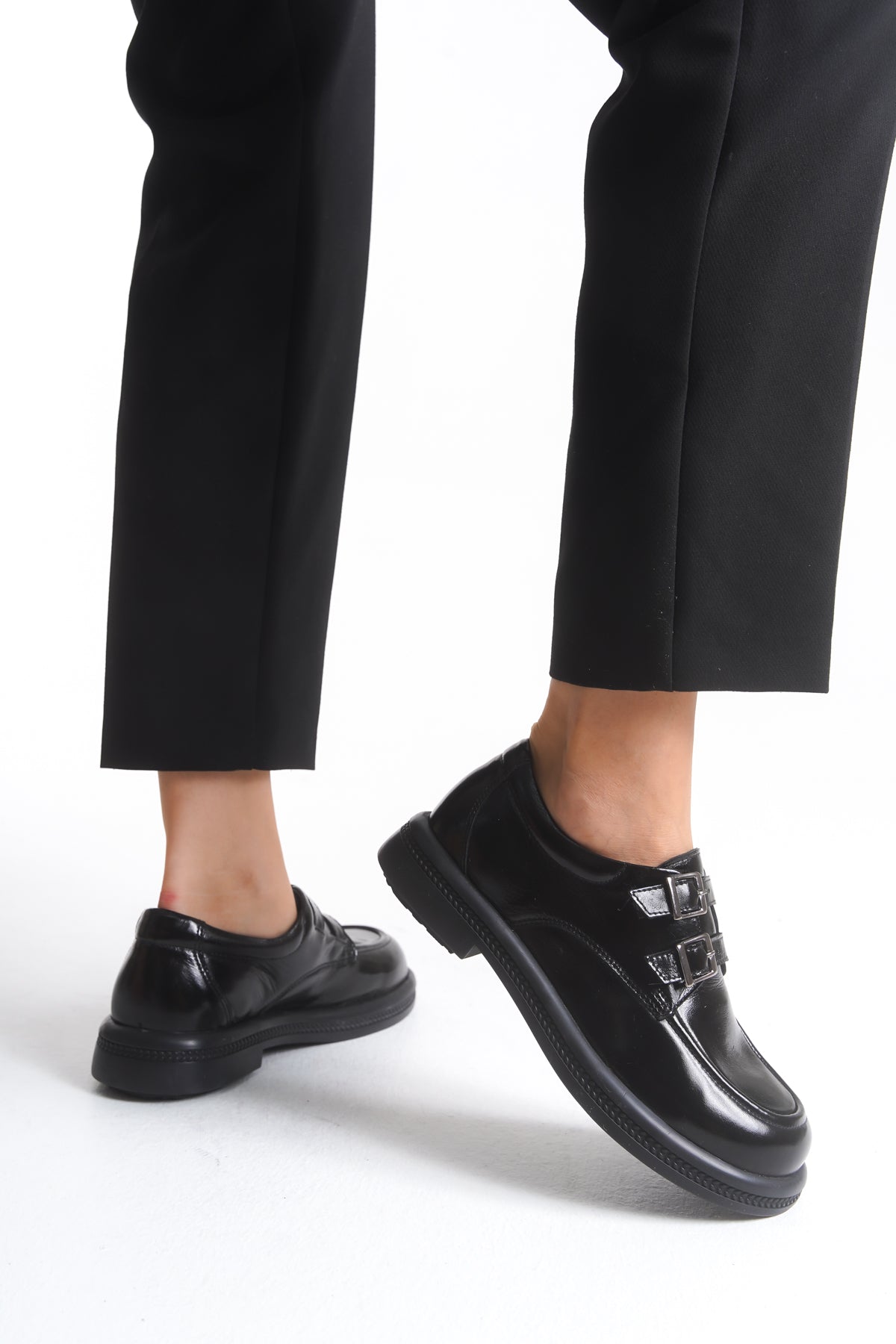 Kadın Varis Ayakkabısı – Rugan Görünümlü Çift Tokalı Model V105030 (Siyah) | Handarte × Dr. Mery