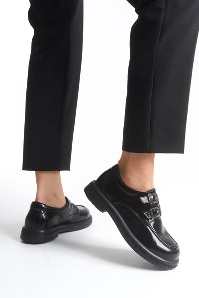 Kadın Varis Ayakkabısı – Rugan Görünümlü Çift Tokalı Model V105030 (Siyah) | Handarte × Dr. Mery